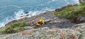 Bombeiros realizam resgate de corpo na trilha da Lagoinha do Leste