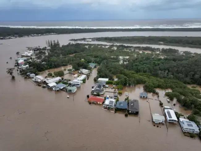 Helicópteros levam alimentos a agricultores isolados na Austrália