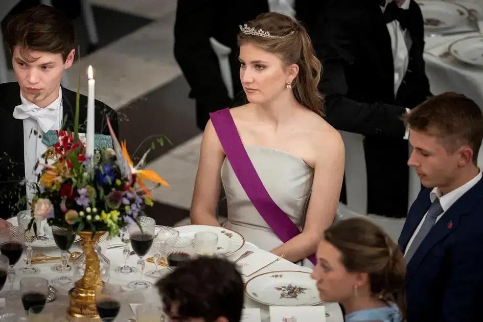 Princesa da Bélgica enfrenta incerteza após tentativa de banimento em Harvard