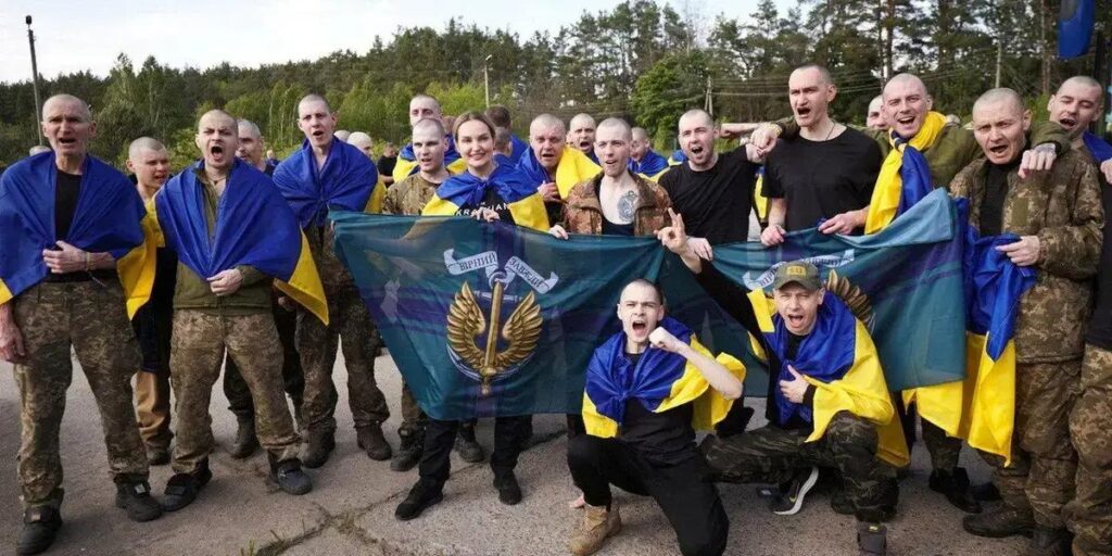 Troca histórica: Rússia e Ucrânia libertam 390 prisioneiros cada