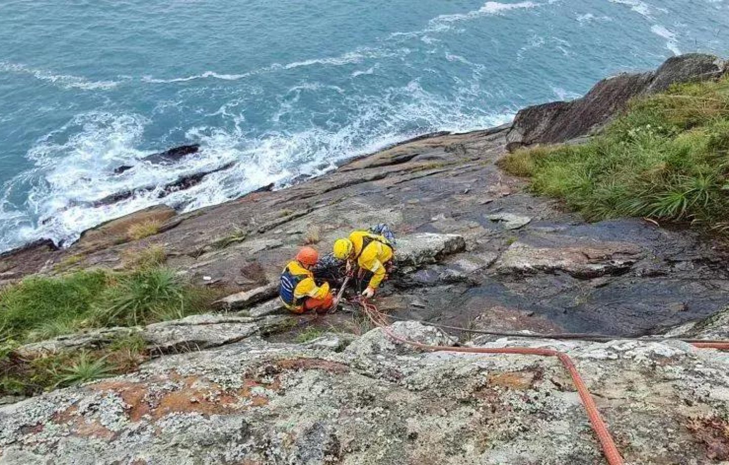 Bombeiros realizam resgate de corpo na trilha da Lagoinha do Leste