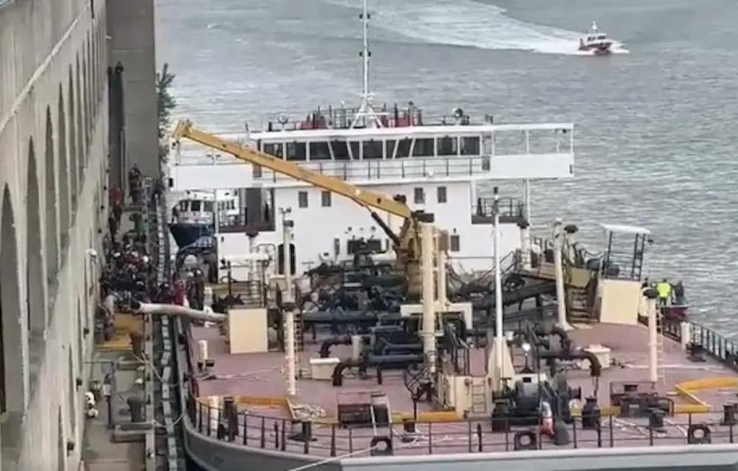 Explosão de barco no rio Hudson mata servidor em Nova York