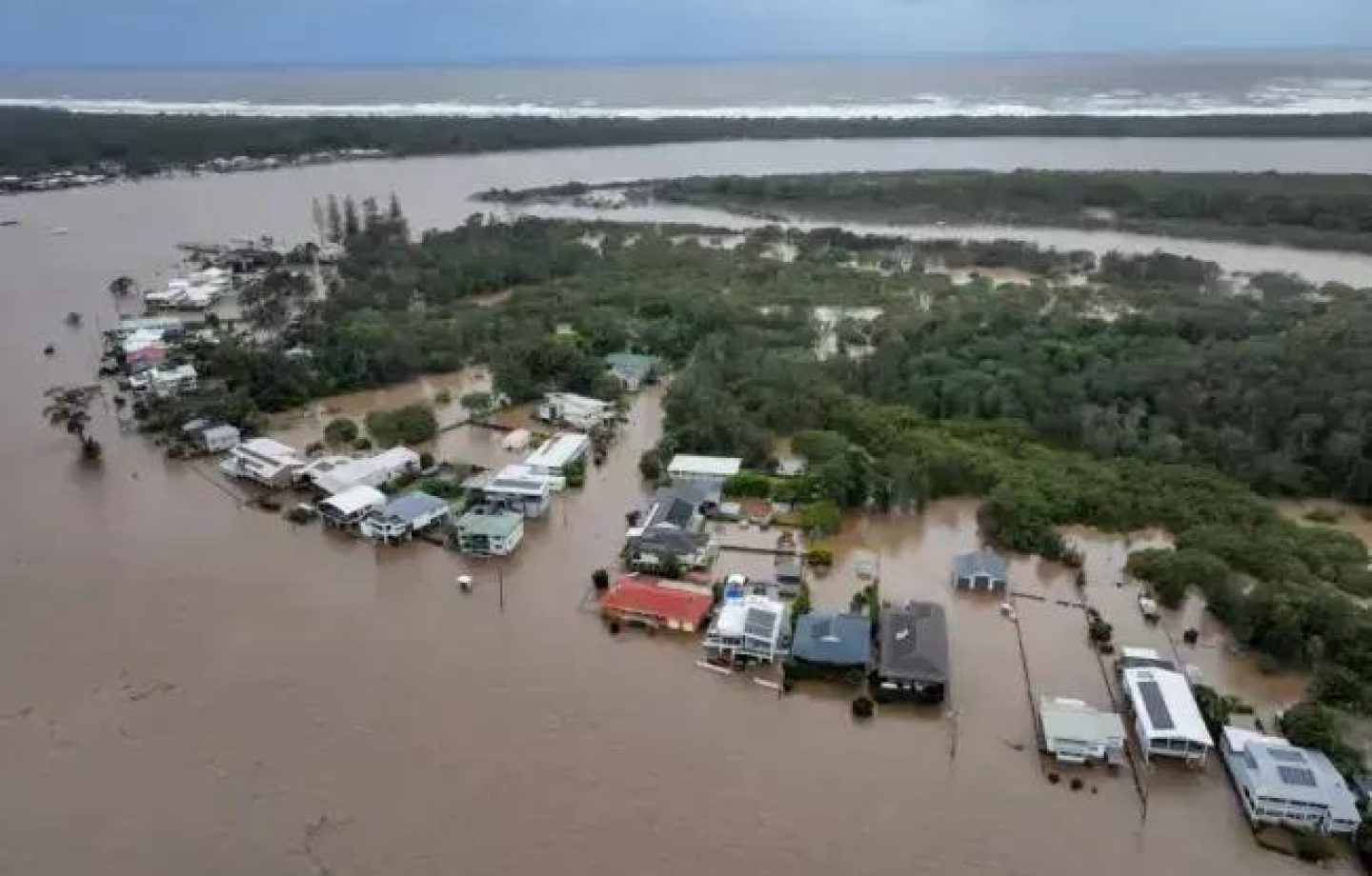 Helicópteros levam alimentos a agricultores isolados na Austrália