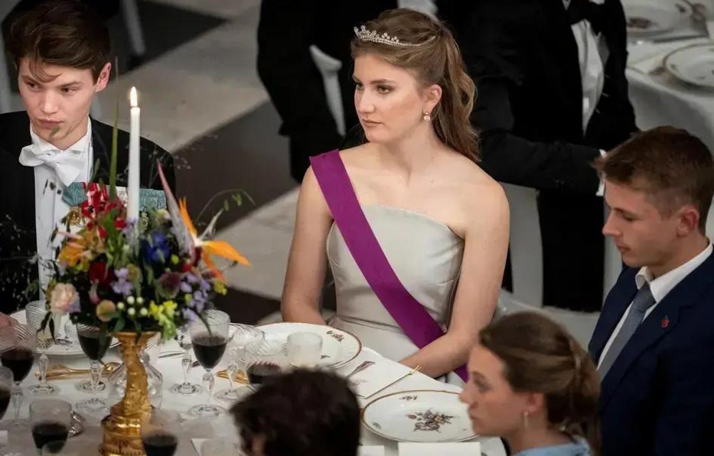 Princesa da Bélgica enfrenta incerteza após tentativa de banimento em Harvard
