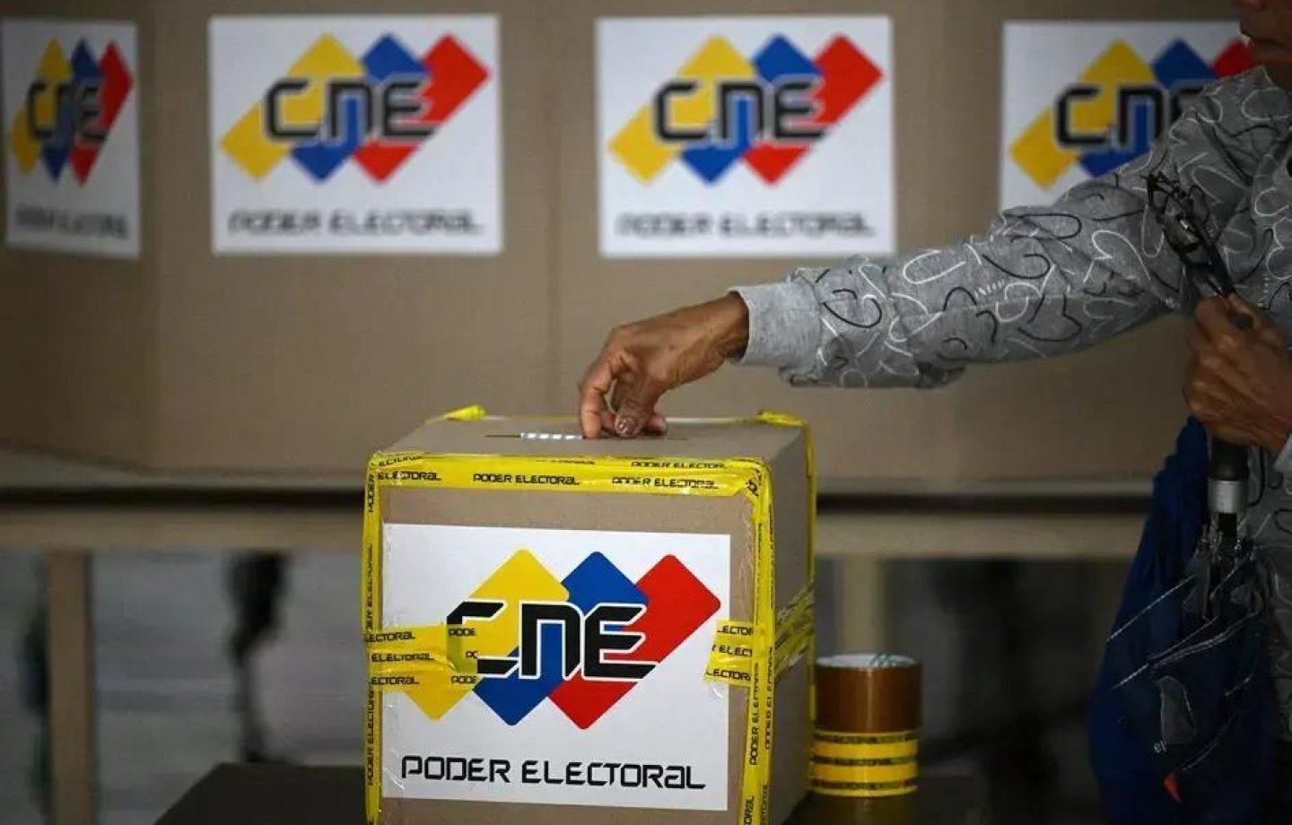 Venezuelanos votam em meio a polarização política menos de um ano após a presidência
